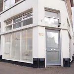 Contemporary Apartment Near The Beach